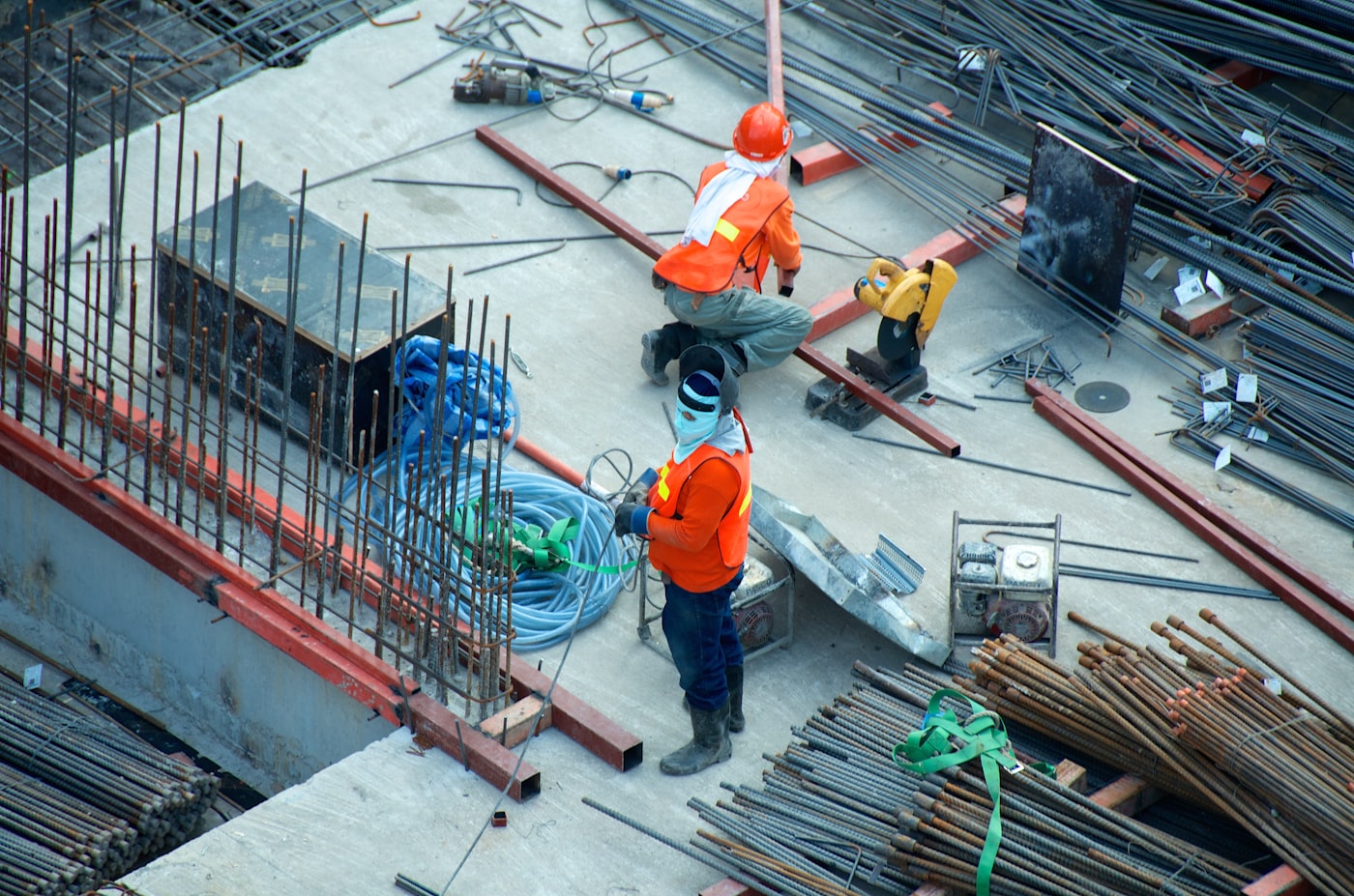 Equipe em obra de infraestrutura